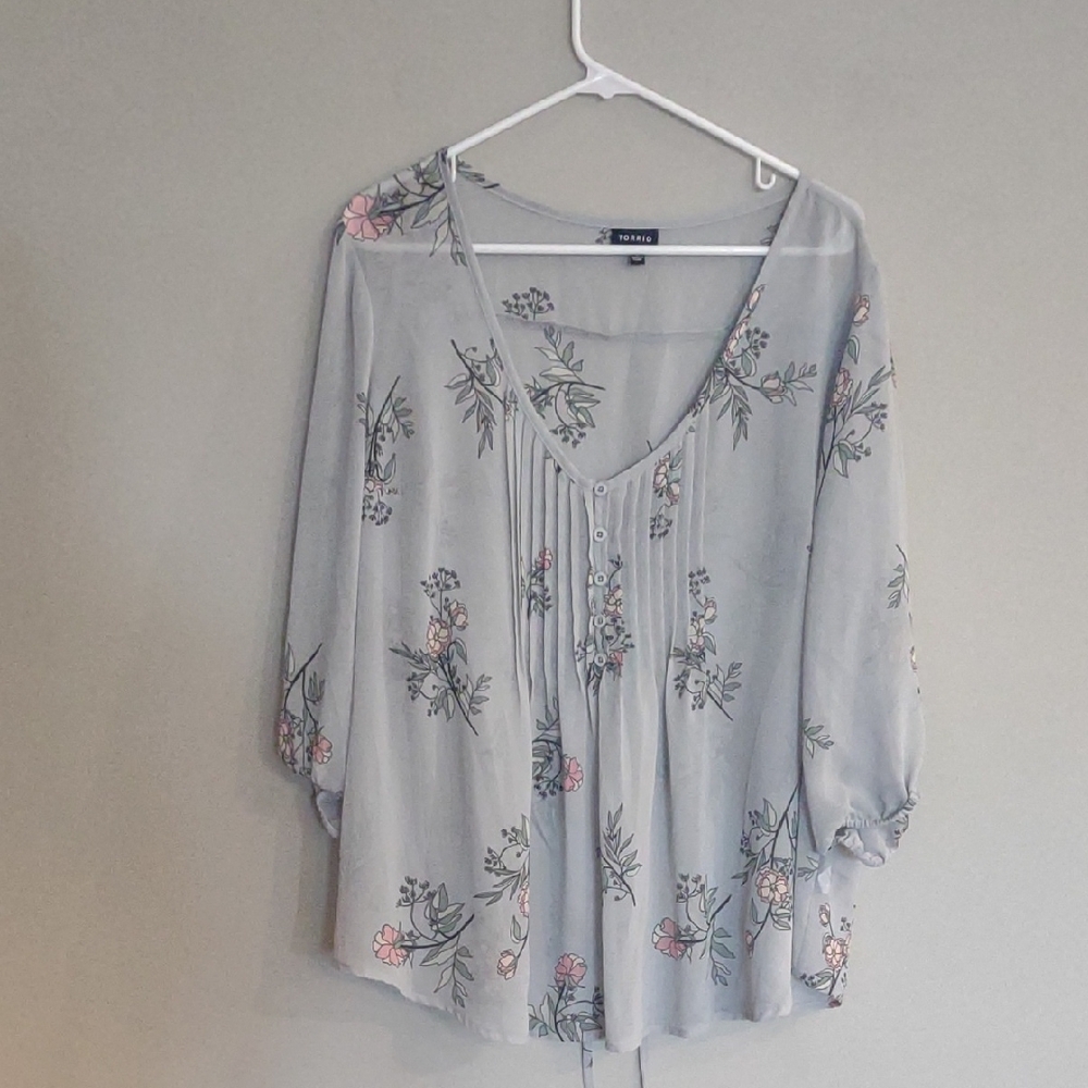 Torrid‎ 1 Gray Pleated V-Neck Sheer Flowered Blouse